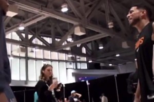 这哥俩要是合作不得了？字母哥和布克握手致意畅聊甚欢相关视频