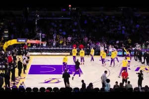 八村得学着点！老詹这个赛前仪式，做起来真的帅啊相关视频